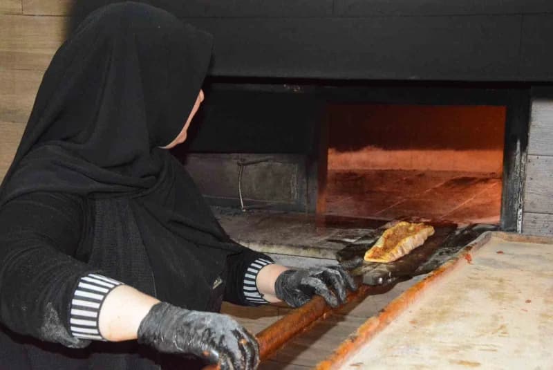 Yıllarca azmederek çalışan Dilek Kaya, kurduğu iki restoranı çocuklarıyla birlikte işletiyor.