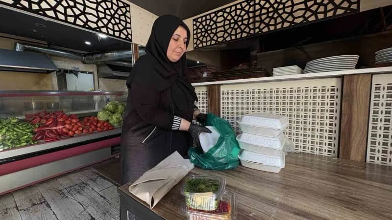 Yıllarca azmederek çalışan Dilek Kaya, kurduğu iki restoranı çocuklarıyla birlikte işletiyor.