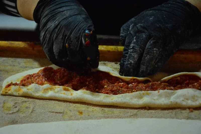 Yıllarca azmederek çalışan Dilek Kaya, kurduğu iki restoranı çocuklarıyla birlikte işletiyor.