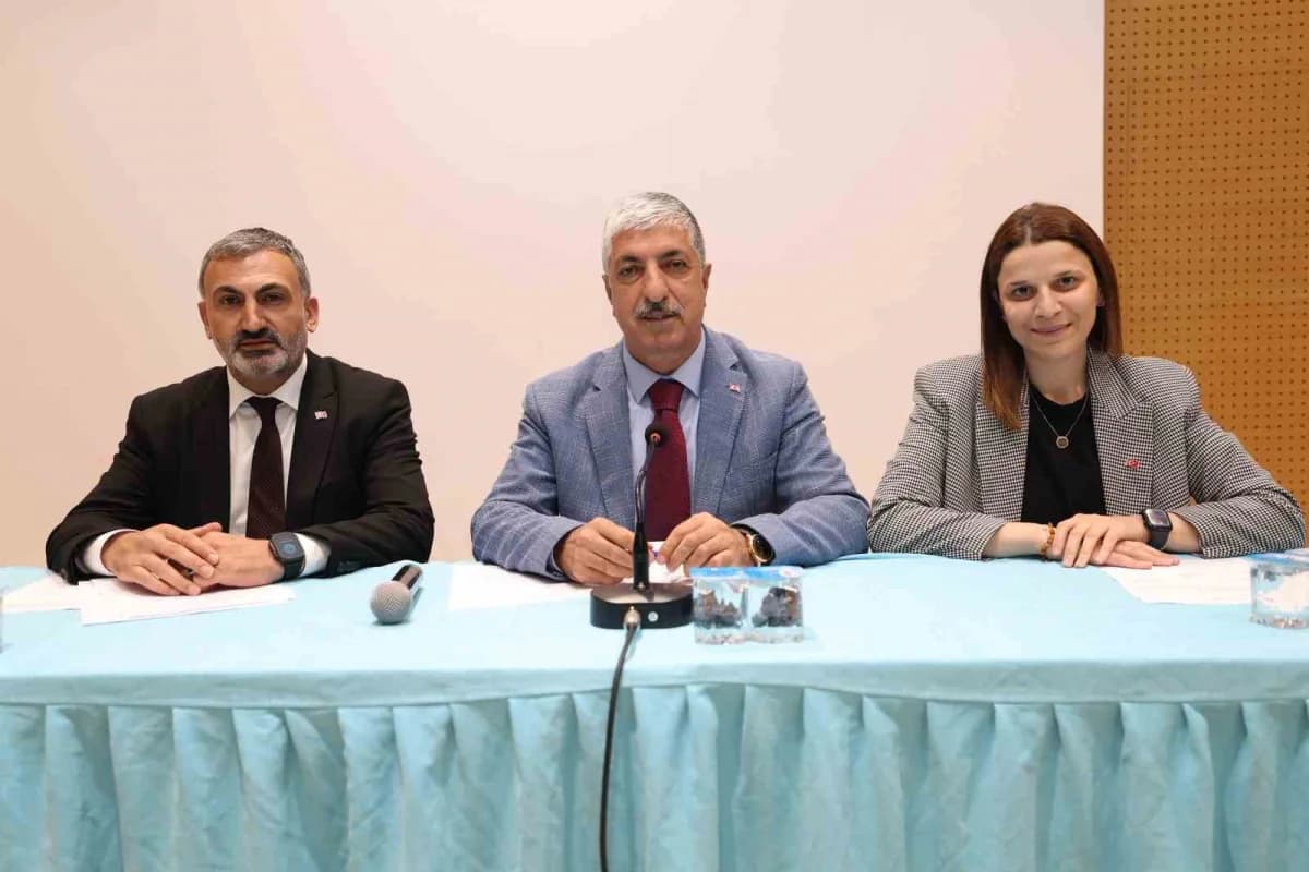 Dilovası Belediye Başkanı Ramazan Ömeroğlu sosyal yardım ve destek çalışmalarını açıklıyor