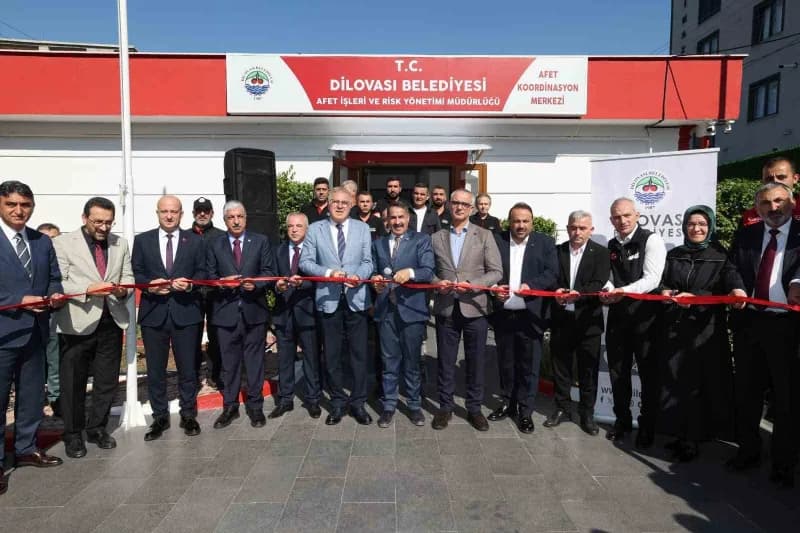 Dilovası Afet Koordinasyon Merkezi açılış töreninden protokol üyeleri ve yetkililer