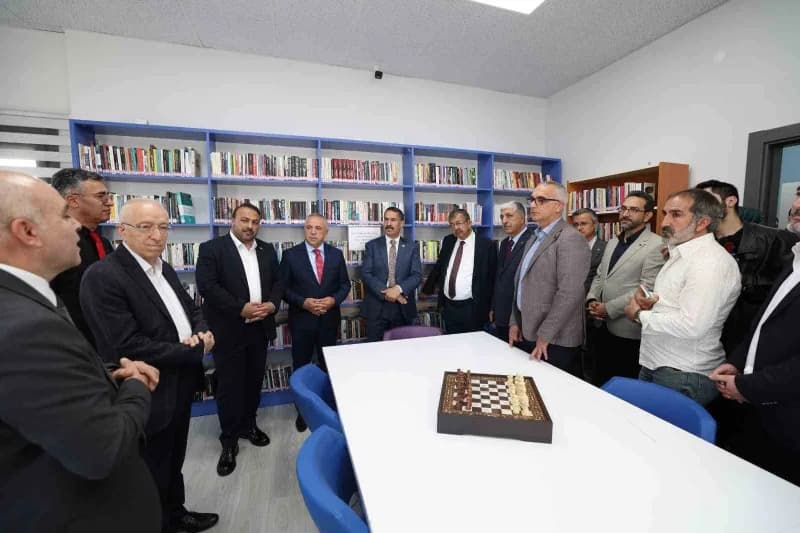 Dilovası’nda Köseler Halk Kütüphanesi, Yazar Hayati İnanç’ın katılımıyla düzenlenen törenle hizmete açıldı. Her yaştan v