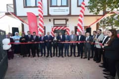 Dilovası Köseler Halk Kütüphanesi açılış töreninde protokol üyeleri ve yazar Hayati İnanç