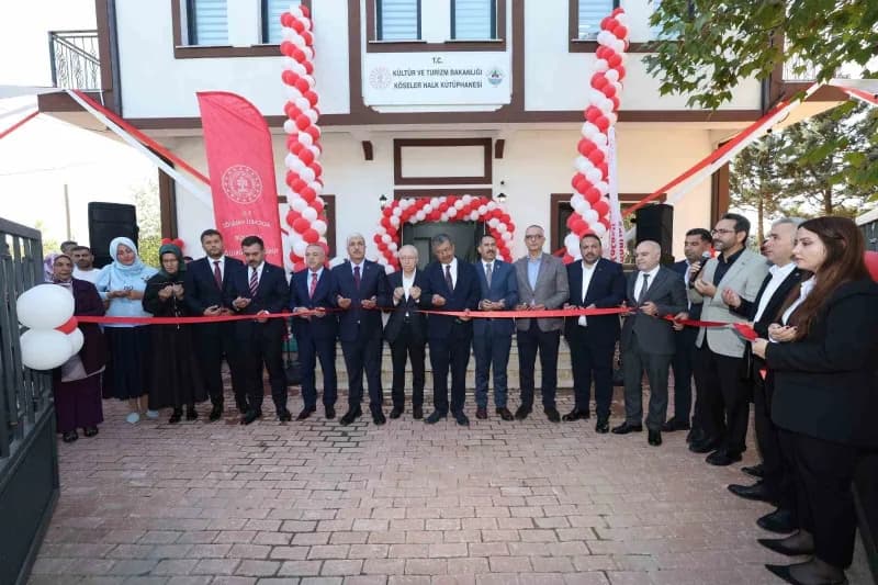 Dilovası Köseler Halk Kütüphanesi açılış töreninde protokol üyeleri ve yazar Hayati İnanç