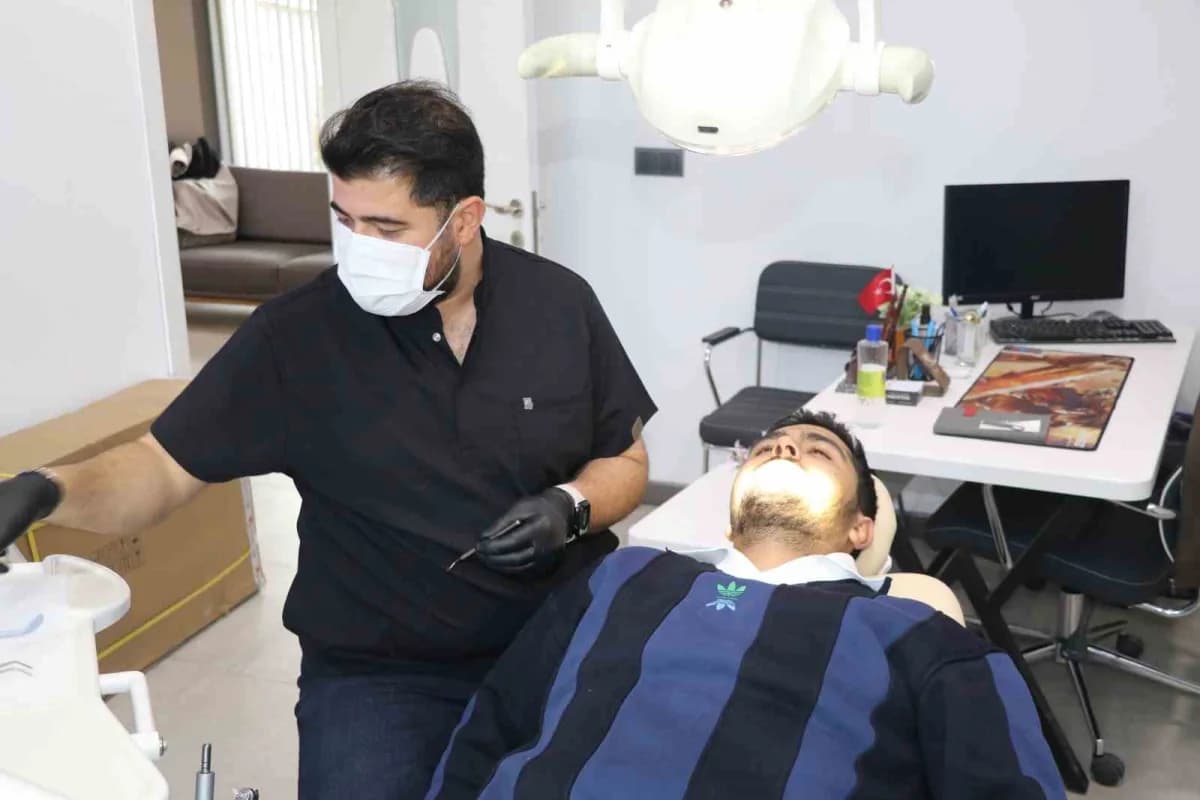 Sivas’ta özel bir klinikte görev yapan 28 yaşındaki Diş Hekimi Mehmet Sarıkuş, şarkıcı Eypio’ya benz