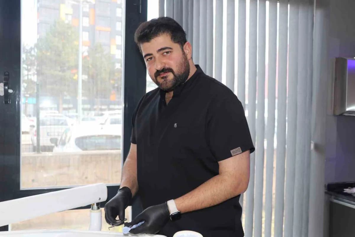 Sivas'ta diş hekimi Mehmet Sarıkuş, şarkıcı Eypio'ya benzerliğiyle hastalarla fotoğraf çektiriyor