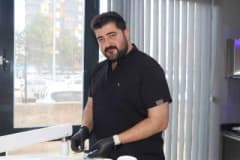 Sivas'ta diş hekimi Mehmet Sarıkuş, şarkıcı Eypio'ya benzerliğiyle hastalarla fotoğraf çektiriyor