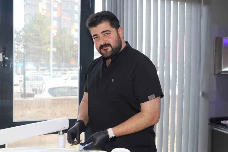 Sivas'ta diş hekimi Mehmet Sarıkuş, şarkıcı Eypio'ya benzerliğiyle hastalarla fotoğraf çektiriyor