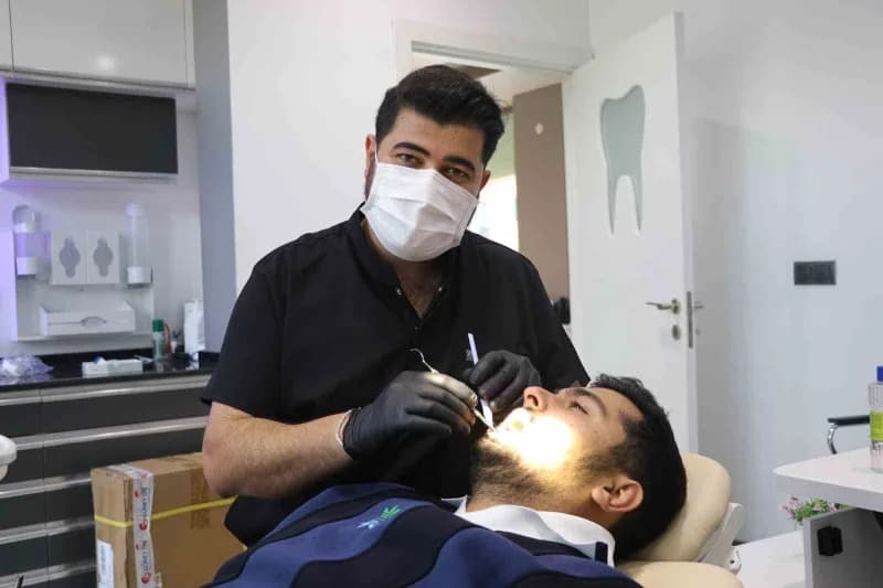 Sivas’ta özel bir klinikte görev yapan 28 yaşındaki Diş Hekimi Mehmet Sarıkuş, şarkıcı Eypio’ya benz