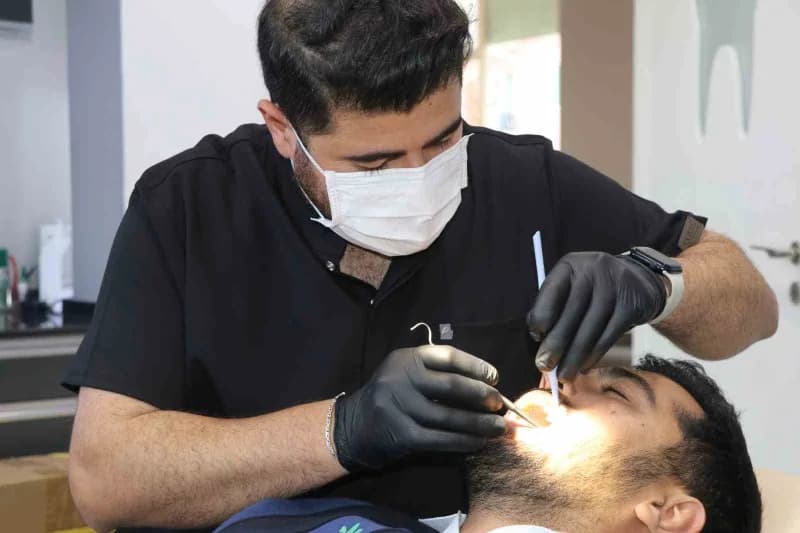 Sivas’ta özel bir klinikte görev yapan 28 yaşındaki Diş Hekimi Mehmet Sarıkuş, şarkıcı Eypio’ya benz