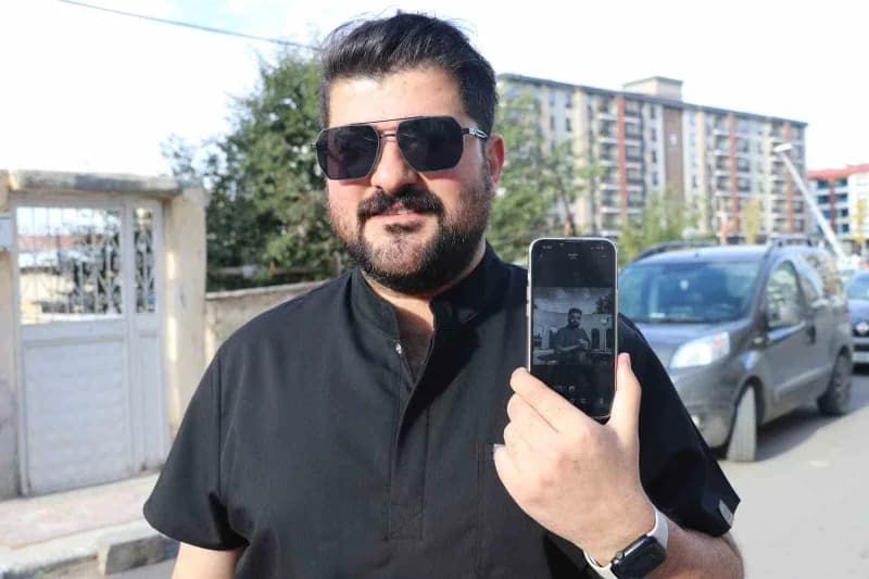 Sivas’ta özel bir klinikte görev yapan 28 yaşındaki Diş Hekimi Mehmet Sarıkuş, şarkıcı Eypio’ya benz