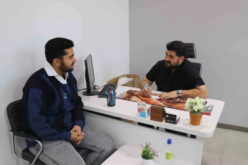 Sivas’ta özel bir klinikte görev yapan 28 yaşındaki Diş Hekimi Mehmet Sarıkuş, şarkıcı Eypio’ya benz