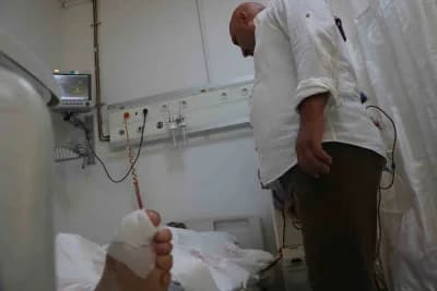 Diyarbakır Gazi Yaşargil Eğitim ve Araştırma Hastanesi’nde diyabet hastasının ayak parmağı tedavi ediliyor