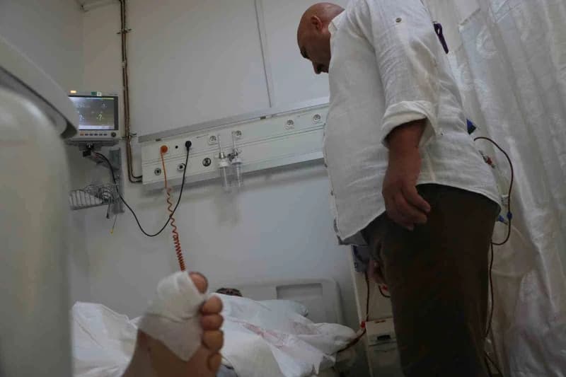 Diyarbakır Gazi Yaşargil Eğitim ve Araştırma Hastanesi’nde diyabet hastasının ayak parmağı tedavi ediliyor