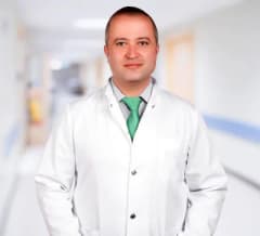 Diyabetik retinopati belirtileri ve düzenli göz muayenesinin önemi hakkında bilgilendirme yapan göz hastalıkları uzmanı
