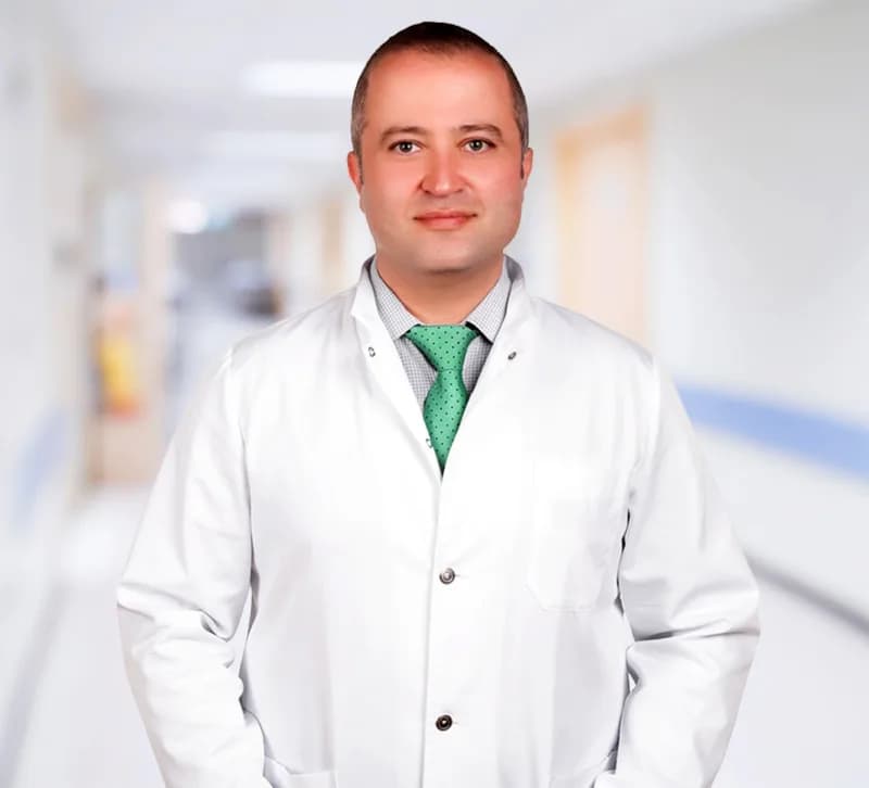 Diyabetik retinopati belirtileri ve düzenli göz muayenesinin önemi hakkında bilgilendirme yapan göz hastalıkları uzmanı