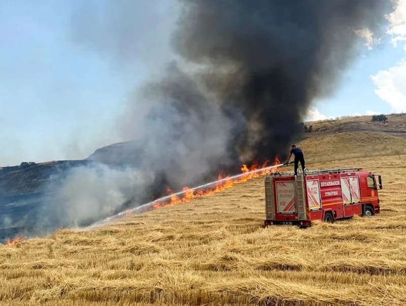 Diyarbakır itfaiye ekipleri anız yangınına müdahale ederken çekilmiş görüntü