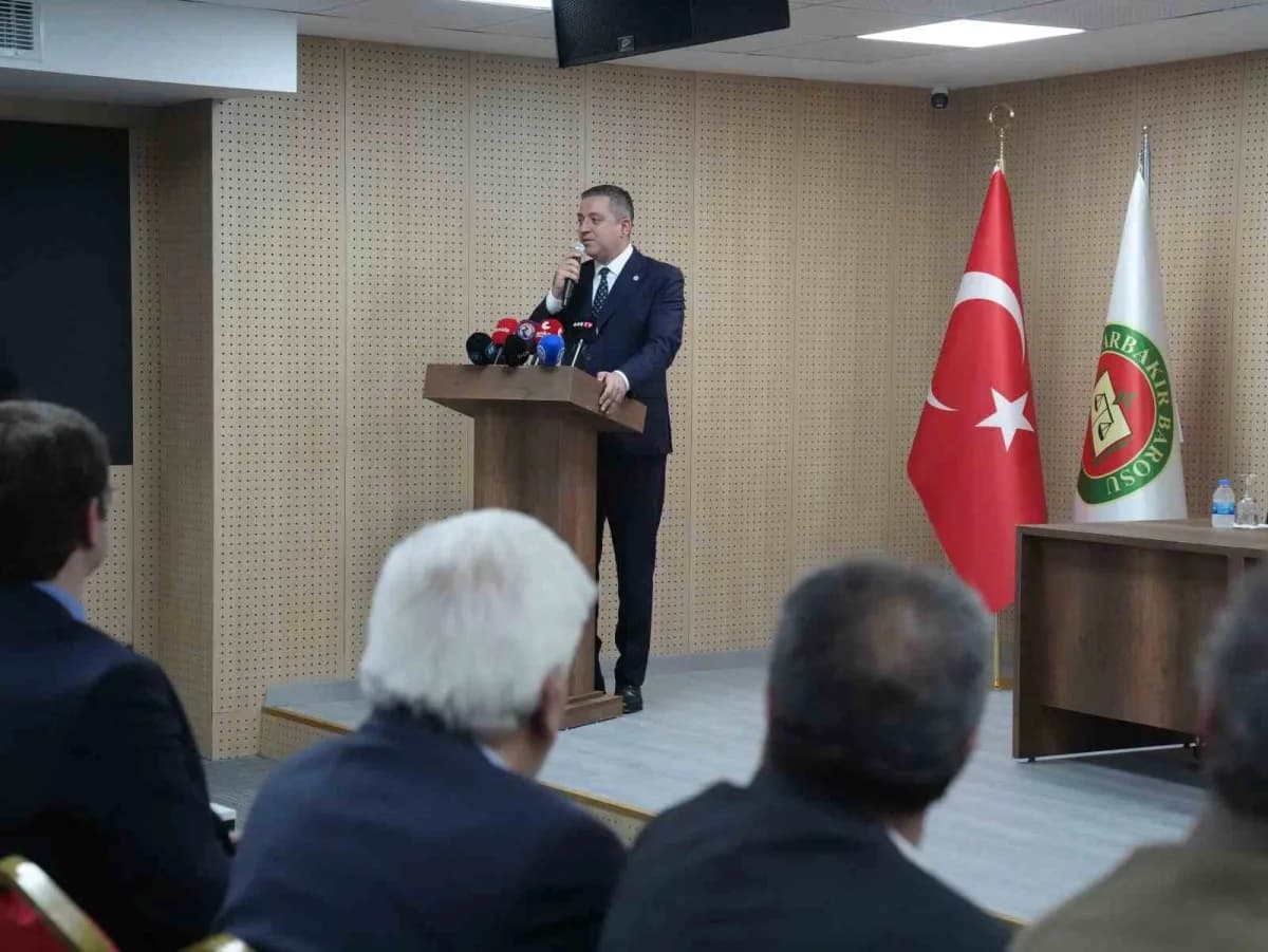 Açılış programında konuşan Türkiye Barolar Birliği Başkanı Erinç Sağkan ise, binaya Tahir Elçi’nin ismi verilmesinin öne