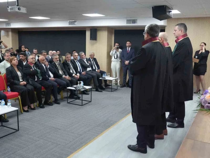 Diyarbakır Barosu Tahir Elçi hizmet binası düzenlenen programla açılışı gerçekleşti.
