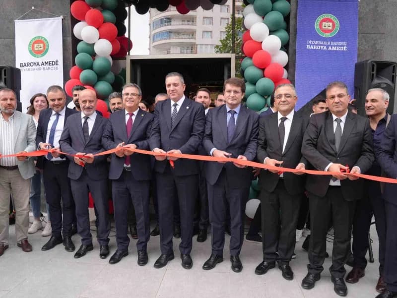 Diyarbakır Barosu Tahir Elçi hizmet binası düzenlenen programla açılışı gerçekleşti.