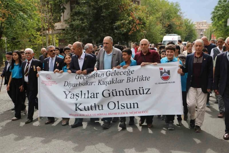 Diyarbakır’da 1 Ekim Dünya Yaşlılar Günü dolayısıyla toplumsal dayanışma ve yaşlılara verilen değere dikkat çekmek amacı