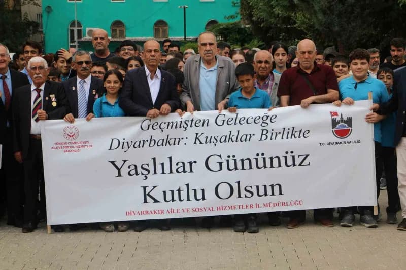 Diyarbakır’da 1 Ekim Dünya Yaşlılar Günü dolayısıyla toplumsal dayanışma ve yaşlılara verilen değere dikkat çekmek amacı