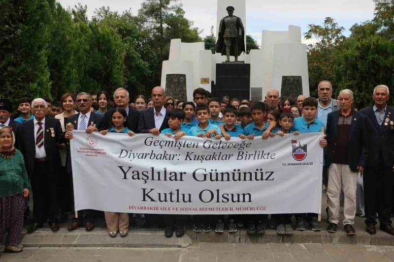 Diyarbakır’da 1 Ekim Dünya Yaşlılar Günü dolayısıyla toplumsal dayanışma ve yaşlılara verilen değere dikkat çekmek amacı