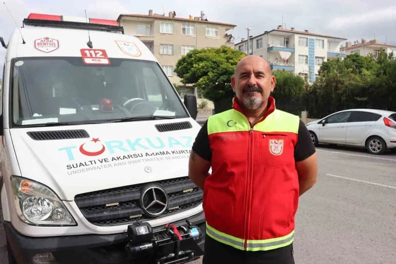 Diyarbakır Eğil ilçesindeki baraj gölünde su altında kalan tarihi mezarlar ve dalış yapan ekip