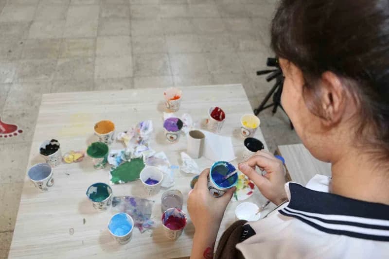 Diyarbakır’da Güzel Sanatlar Lisesi öğrencileri, kendilerini tuvallerle sınırlamayarak okul duvarlarını sanatsal figürle