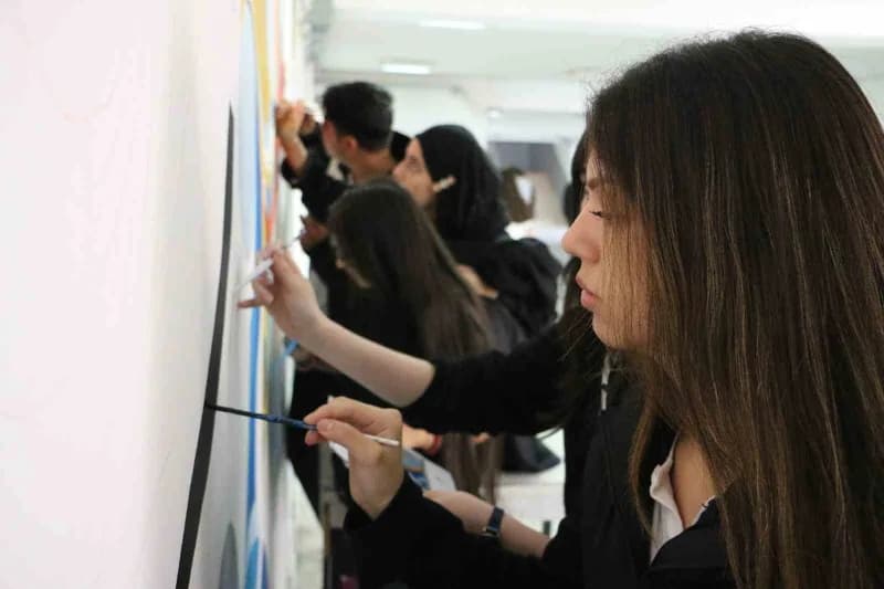 Diyarbakır’da Güzel Sanatlar Lisesi öğrencileri, kendilerini tuvallerle sınırlamayarak okul duvarlarını sanatsal figürle