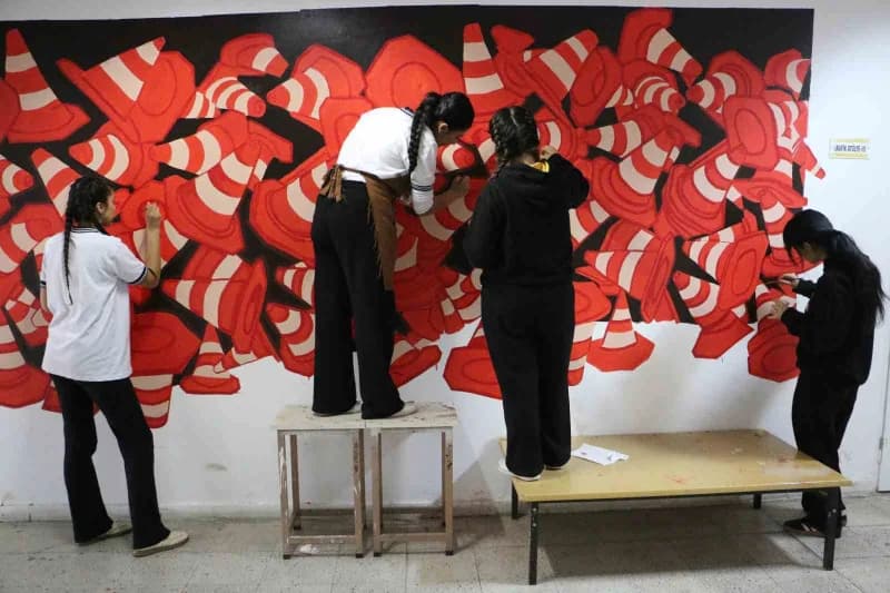 Diyarbakır’da Güzel Sanatlar Lisesi öğrencileri, kendilerini tuvallerle sınırlamayarak okul duvarlarını sanatsal figürle
