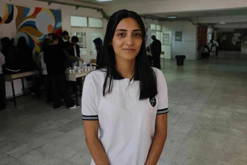 12. Sınıf Güzel Sanatlar öğrencisi Derya Akkaya, duvarlarımızı boyadıklarını ve bundan dolayı çok mutlu olduklarını söyl
