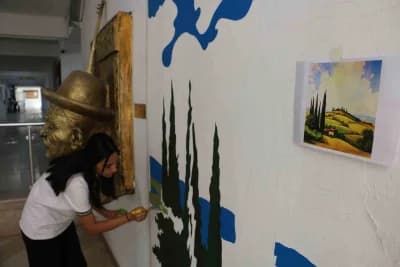 Diyarbakır Güzel Sanatlar Lisesi öğrencileri okul duvarlarını sanatsal figürlerle boyuyor