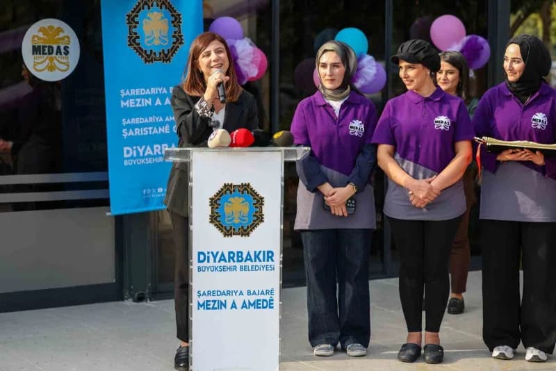 Büyükşehir Belediye Eşbaşkanı Serra Bucak açılışta konuşma yaptı.