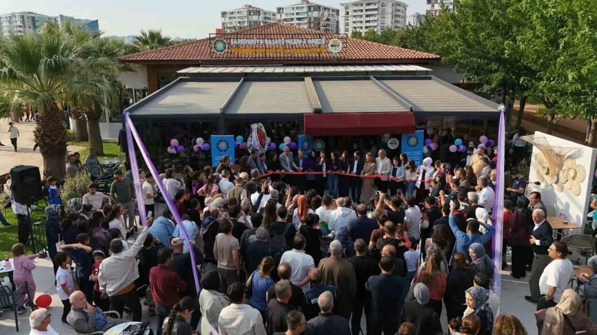 Diyarbakır Büyükşehir Belediyesi eşbaşkanları Serra Bucak ile emin ay, dbb'nin açtığı 2'nci Sosyal tesis olan Hamravat S