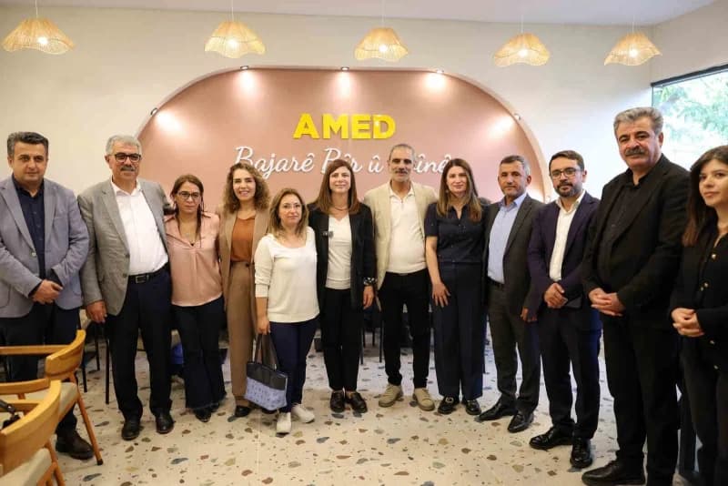 Diyarbakır Büyükşehir Belediyesi eşbaşkanları Serra Bucak ile emin ay, dbb'nin açtığı 2'nci Sosyal tesis olan Hamravat S