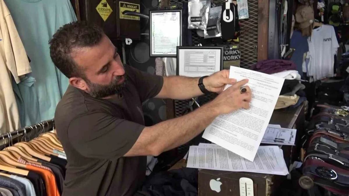 Diyarbakır Yenişehir ilçesinde iş yeri önünde duran giyim dükkanı ve esnaf