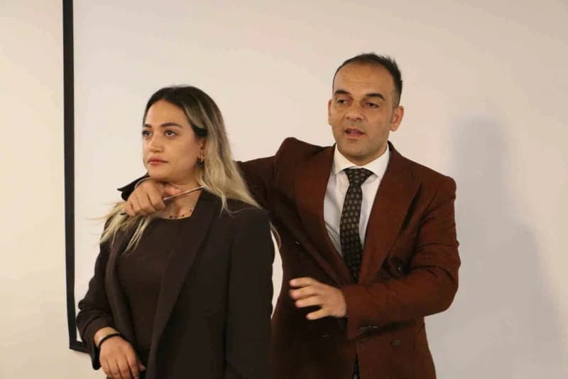 Programda ayrıca kadınların kendilerini savunması ve tehlikeli anlarda neler yapabilecekleri hakkında uygulamalı savunma