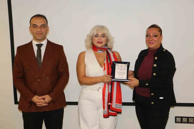 Program sonunda yaptıkları sunumlardan dolayı Canan Altıntaş ve Kübra Ortaç'a plaket taktim edildi.
