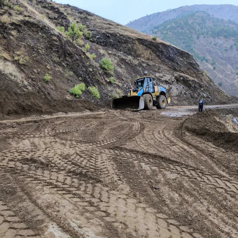 Arbakır Büyükşehir Belediyesi, engebeli bir coğrafyaya sahip Kulp ilçesinde şiddetli yağışların kullanılamaz hale getird