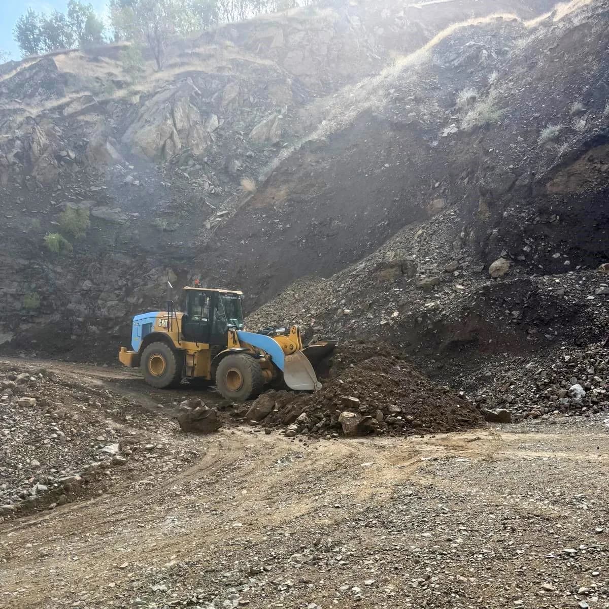 Diyarbakır Kulp ilçesinde sel sonrası zarar gören kırsal yolların açılması için yürütülen çalışmalar