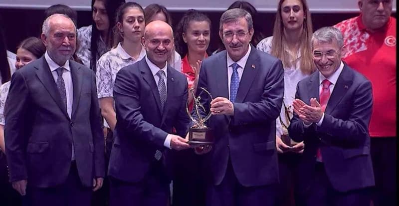 Diyarbakır Meşhur Kadayıfçı Sıtkı Usta ailesi Cumhurbaşkanı Yardımcısı Cevdet Yılmaz’dan spora katkı ödülü alırken