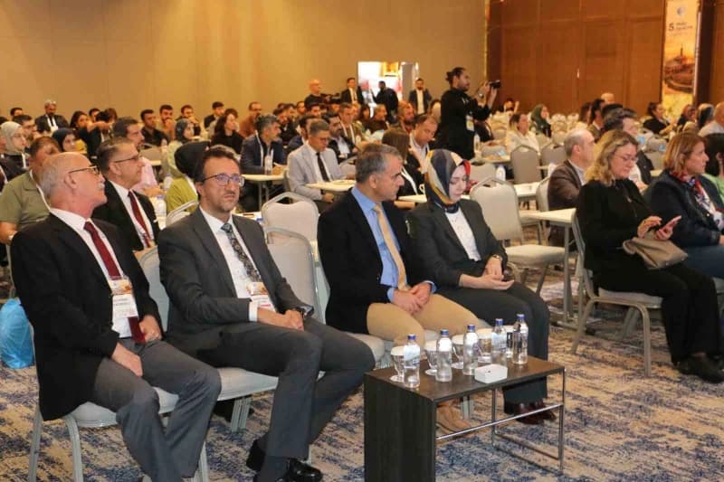 Diyarbakır’da beşincisi düzenlenen Doğu Dahiliye Kongresi, Türkiye’nin farklı kentlerinden uzman doktorları ve akademisy