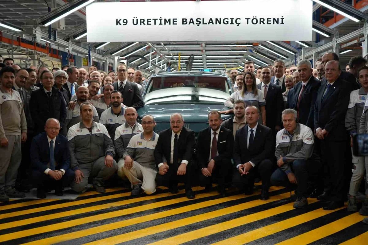 Tofaş Bursa fabrikasında K9 projesi kapsamında üretilen hafif ticari araçlar üretim hattında