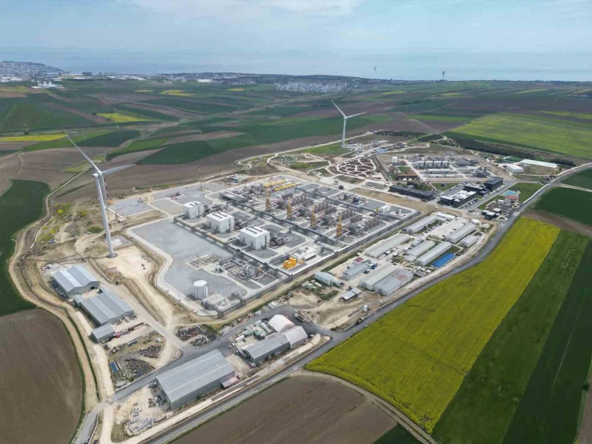 Enerji ve Tabii Kaynaklar Bakanı Bayraktar, Türkiye’nin iletim ve dağıtım ağının 257 bin kilometreyi aşarak dünyanın çev
