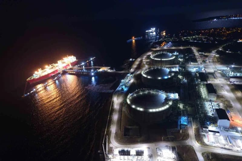 Enerji ve Tabii Kaynaklar Bakanı Bayraktar, Türkiye’nin iletim ve dağıtım ağının 257 bin kilometreyi aşarak dünyanın çev