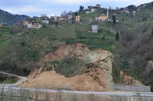 Uzmanlar, Doğu Karadeniz Bölgesi'nde heyelanların başlıca nedenleri arasında aşırı yağış, eğimli arazi yapısı ve yanlış