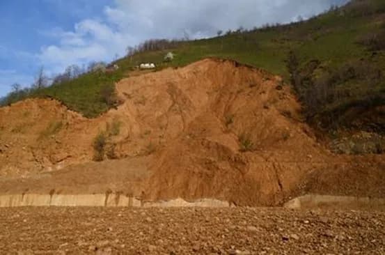 Uzmanlar, Doğu Karadeniz Bölgesi'nde heyelanların başlıca nedenleri arasında aşırı yağış, eğimli arazi yapısı ve yanlış