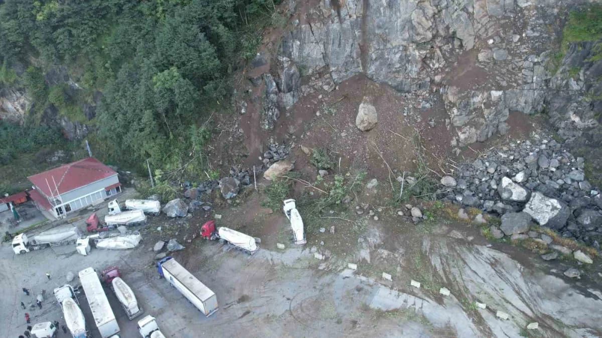Doğu Karadeniz bölgesinde heyelan riski artışı ve Hopa ilçesinde meydana gelen heyelan sonrası zarar gören tırlar