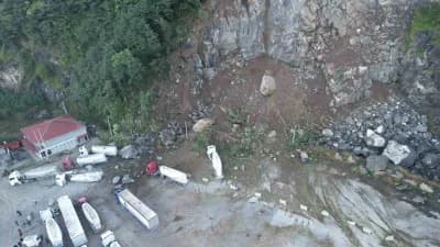 Doğu Karadeniz bölgesinde heyelan riski artışı ve Hopa ilçesinde meydana gelen heyelan sonrası zarar gören tırlar